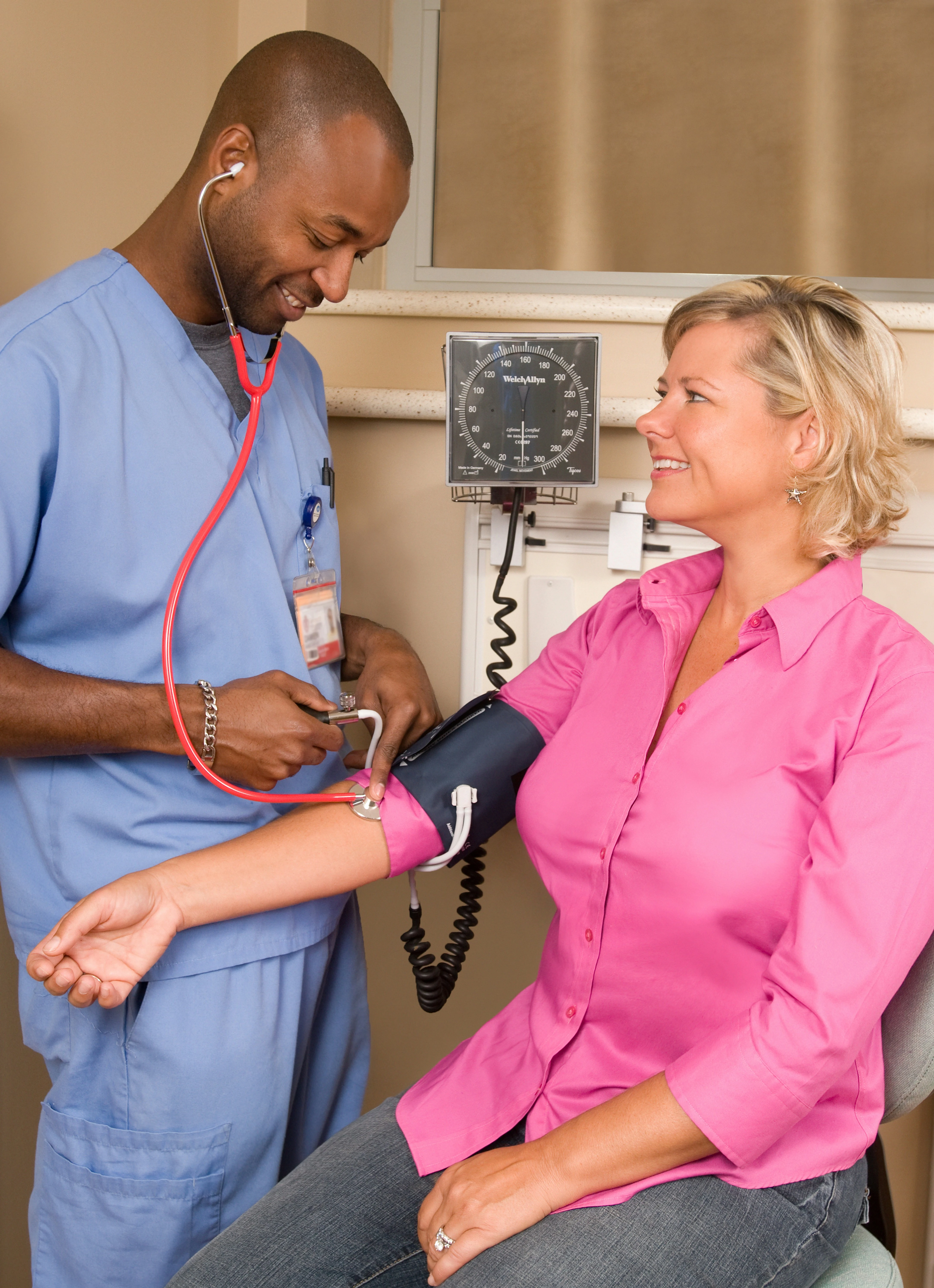 Médecin avec patient souriant